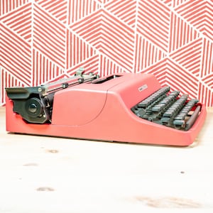 Very Rare OLIVETTI LETTERA 62 Watermelon Red Pink Original Color Manual Portable Perfect Working Typewriter