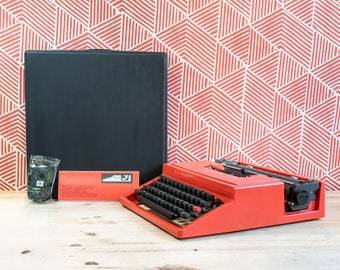 Rare OLIVETTI CLASS années 1980 Machine à écrire manuelle rouge portable de travail parfait conçue par Ettore Sottsass avec étui original