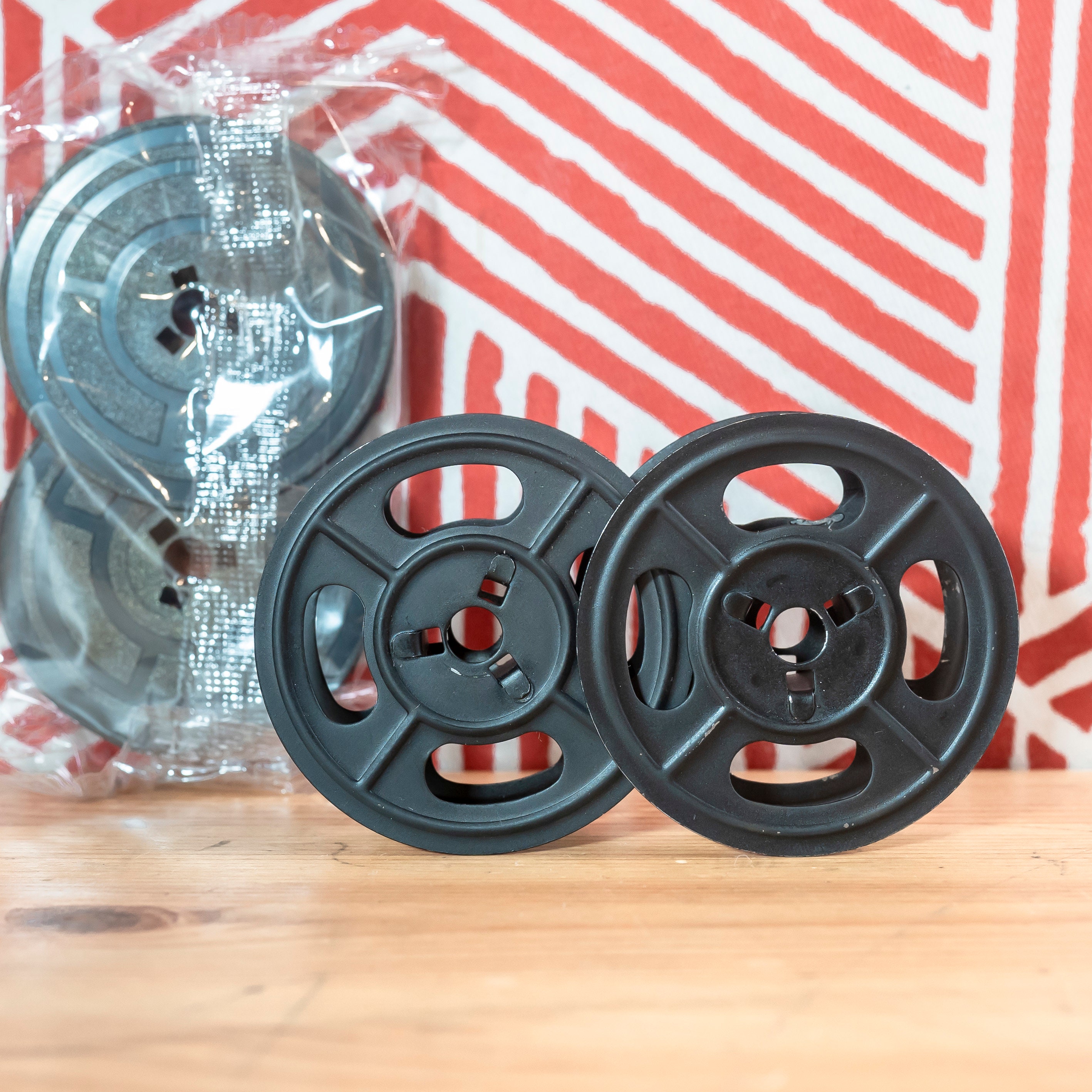 Ein Paar Original 1960s Olivetti METALLSPULEN Reels + 1 x Neues Schwarz / Rotes BAND