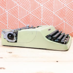 BicBauc&#39;s ENTRY LEVEL! - First Series Olivetti LETTERA 32 1965! Made in Italy Manual Portable Perfect Working Typewriter - Serial 2394798