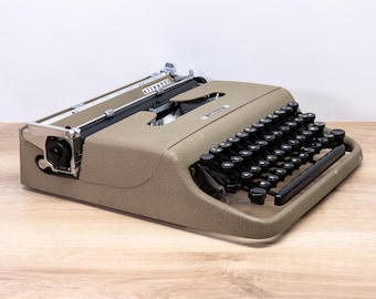 Olivetti LETTERA 22 Typewriter (1956, Beige Crinkle Finish) – Made in Italy – Carefully Serviced and Ready to Type