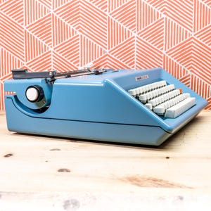 OLIVETTI STUDIO 46 1975! Sky Blue Manual Semi-Standard Metal Body Fully Working Typewriter - Serial 2833511