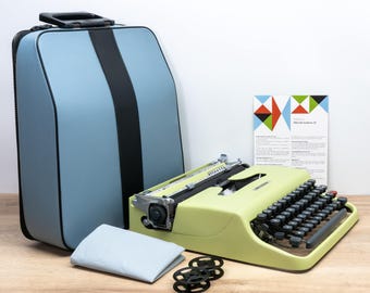 Máquina de escribir OLIVETTI LETTERA 22 (verde pistacho, 1963) – Con estuche, funda antipolvo y carretes metálicos – Revisada cuidadosamente y lista para escribir.