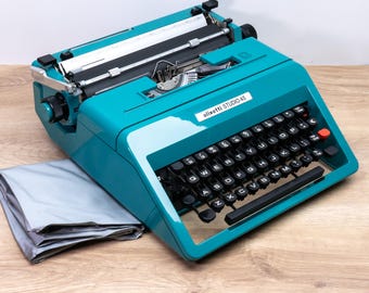 QWERTY - Olivetti Studio 45 Typewriter (1973) - Rare QWERTY Keyboard - Original Dust Cover - Carefully Serviced And Ready To Type.