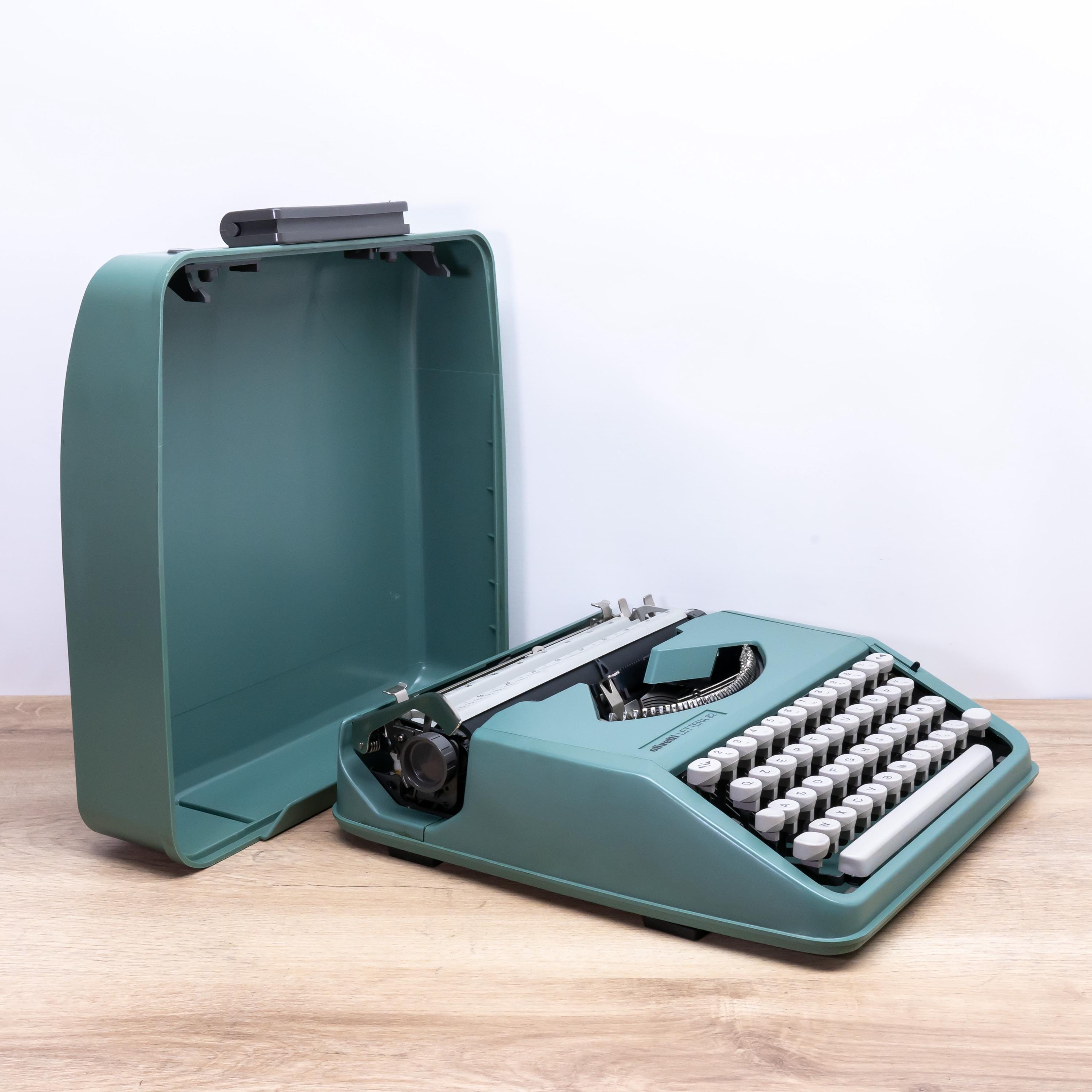 Olivetti LETTERA 82 Typewriter (1980s) - Vintage Manual Portable