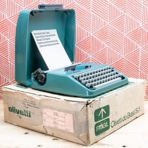 ¡¡¡NUEVA!!! Máquina de escribir OLIVETTI LETTERA 82, portátil, manual, de los años 80, completamente nueva y en perfecto estado de funcionamiento.