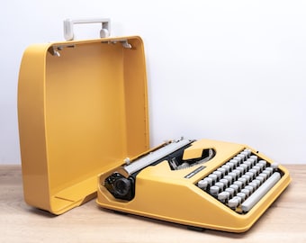 AZERTY - OLIVETTI Lettera 82 Typewriter (1980s, mustard yellow) - Vintage Manual Portable - Carefully Serviced and Ready to Type