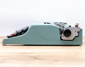 Olivetti LETTERA 32 タイプライター（1970年製、ティールブルー