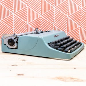 BALTEA Typeface - OLIVETTI LETTERA 32 1974! Made in Italy Blue Manual Portable Perfect Working Typewriter - Serial 7659042