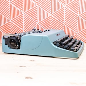 AZERTY - OLIVETTI Lettera 32 1972! Made in Italy Blue Manual Portable Perfect Working Typewriter - Serial 6540030