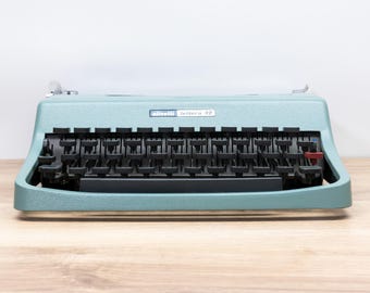Olivetti LETTERA 32 Typewriter (1970, Teal Blue) - Made in Italy