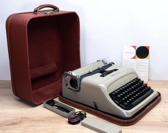 Olivetti STUDIO 44 Typewriter (1953, almond) - Original Two-Piece Case - Made In Italy - Carefully Serviced and Ready to Type