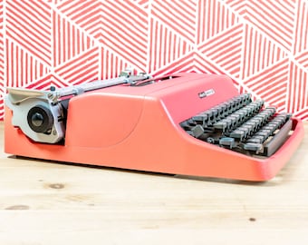 Very Rare OLIVETTI LETTERA 32 1971! Made in Italy Watermelon Red Original Color Perfect Working Typewriter