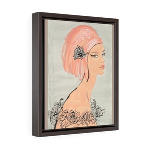 Puede incluir: Una pintura de una mujer con el pelo rosa y una flor detrás de la oreja. Lleva una guirnalda floral alrededor de los hombros. El fondo es gris claro.