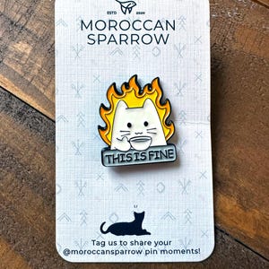 Pin de gatito "Solo tomando mi té" - Pin de esmalte