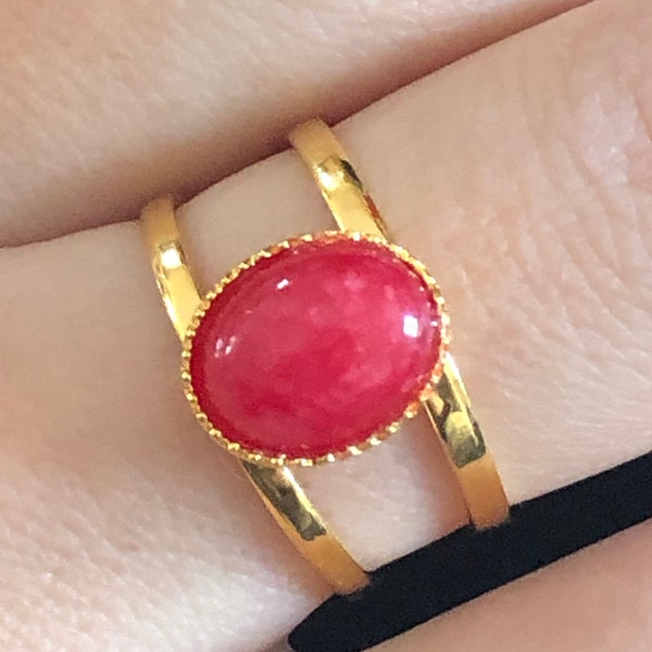 Bague réglable dorée à l’or 24k, pierre naturelle semi-précieuse en jade teintée rose ovale