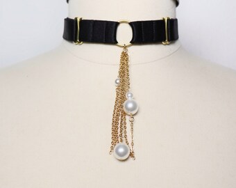 Satin elastic choker with small chains and pearls pendant