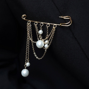 Safety pin brooch with small chains and pearls