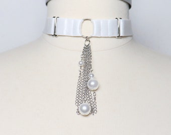 Satin elastic choker with small chains and pearls pendant
