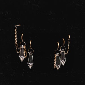 Bijou d’oreille doré avec chaines et pendentifs en verre