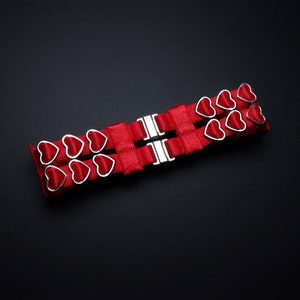 Zweireihiges Choker mit Verschlüssen und Herzen