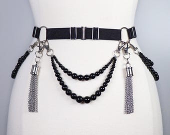 Belt decorated with onyx beads and chain pompoms