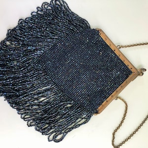 1900-1920 Monedero antiguo hecho a mano con cuentas de punto // Cuentas iridiscentes facetadas azules // Forma de diamante con flecos // Bolso de noche con cierre de latón