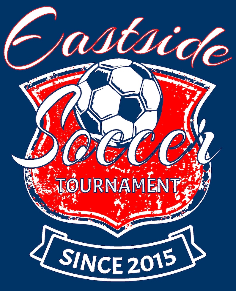 K&ouml;nnte beinhalten: Ein roter, wei&szlig;er und blauer, abgenutzter Schild mit dem Text "Eastside Soccer Tournament Since 2015" und einem wei&szlig;en Fu&szlig;ball.