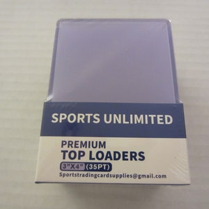 Pode incluir: Um pacote de 35 carregadores superiores de plástico transparente para cartas de coleção. O pacote é azul e branco e diz "Sports Unlimited Premium Top Loaders 3" x 4" (35PT) Sportscardingcardsupplies@gmail.com"