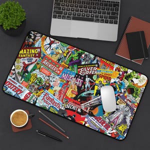 Puede incluir: Una alfombrilla de ratón rectangular con un collage de portadas de cómics vintage. El diseño incluye personajes como Spider-Man, Hulk y Silver Surfer, con colores vibrantes y texto de los títulos de los cómics.