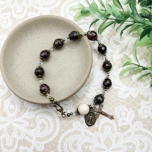 ABSTAND Großes Single-Dekaden-Rosenkranz-Armband | Granat | Fossiler Jaspis | Massiv Bronze | Katholische Schmuck Geschenk | Religiöses Geschenk