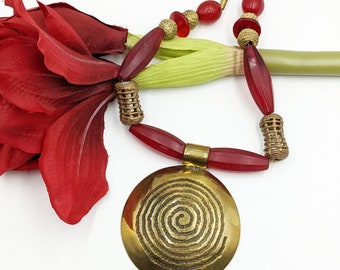 Colar étnico, contas de vidro boêmias antigas, contas de troca antigas, colar africano, pingente de amuleto vermelho, contas espirais de bronze, vidro reciclado de Gana