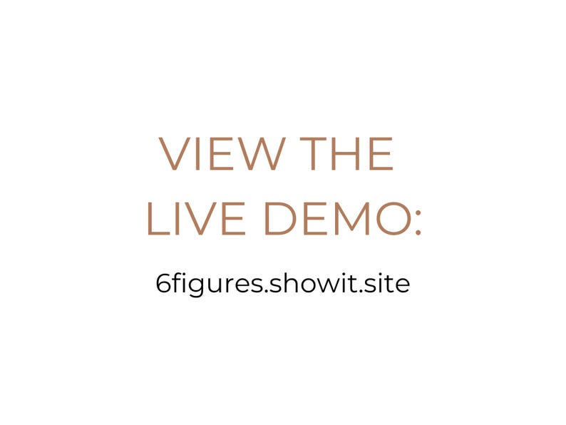 K&ouml;nnte beinhalten: Ein Grafikdesign mit dem Text VIEW THE LIVE DEMO in einer hellbraunen serifenlosen Schrift, gefolgt von der Website-Adresse 6figures.showit.site in einer schwarzen serifenlosen Schrift, alles vor einem schlichten wei&szlig;en Hintergrund.