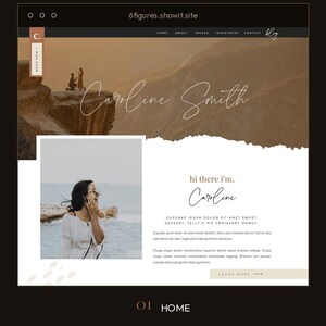K&ouml;nnte beinhalten: Ein Website-Homepage-Layout f&uuml;r 6figures.showit.site mit dem Namen Caroline Smith in Schreibschrift. Das Design enth&auml;lt ein Foto eines Paares auf einer Klippe, ein Portr&auml;t einer Person in einem wei&szlig;en Oberteil am Meer und Platzhaltertext.
