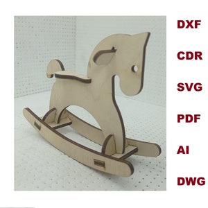 Puede incluir: Un juguete de caballo de balancín de madera, hecho de madera marrón claro, con un diseño sencillo. El caballo tiene una cabeza redondeada y una silla de montar. La base de balancín está hecha de dos piezas de madera curvas.