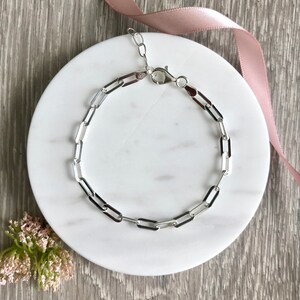 Bracelet trombone en argent sterling | Chaîne ovale plate réglable | Design minimaliste à longs maillons