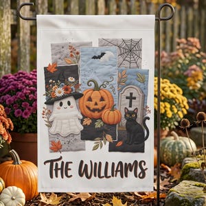 Peut inclure: Un drapeau de jardin rectangulaire présentant un collage d'illustrations d'Halloween, dont un fantôme avec un chapeau floral, une citrouille, une pierre tombale et un chat noir. Le texte "THE WILLIAMS" est imprimé en marron en bas du drapeau.