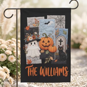 Peut inclure: Un drapeau de jardin rectangulaire noir avec un motif style patchwork représentant un fantôme portant un chapeau fleuri, deux citrouilles orange, une pierre tombale, un chat noir et une toile d'araignée. Le texte "THE WILLIAMS" est en orange.