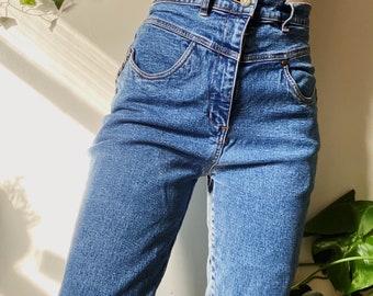 Featured image of post Grunge Outfits Black Mom Jeans / Order now with multiple payment and delivery options, including free and unlimited next day delivery (ts&cs apply).