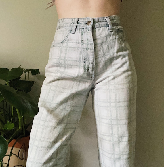 Guess mom jeans, plaid jeans, plaid mom jeans, gre