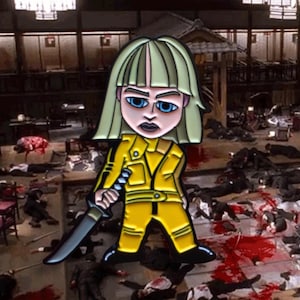 Può includere: Una tuta gialla con una giacca di pelle nera e una katana. La figura ha i capelli biondi e gli occhi azzurri. Lo sfondo è una scena di un massacro sanguinoso.