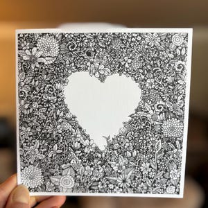 Tarjeta en blanco con corazón floral dibujado a mano y sobre: tarjeta de felicitación, invitación, agradecimiento, aniversario, boda, festividad, Chronic Hope Creations