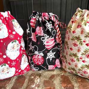 再利用可能なクリスマスファブリックギフトバッグ（数種類の異なるパターン）、巾着ホリデーラップサンタサック、高さ2.75フィートのジャンボサイズ
