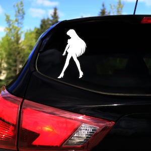 Op de afbeelding: Een zwarte auto met een witte silhouette-sticker van een vrouwelijk anime-personage op de achterruit.