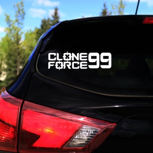 Könnte beinhalten: Ein schwarzes Auto mit einem weißen Vinyl-Aufkleber auf der Heckscheibe, auf dem "CLONE FORCE 99" steht.