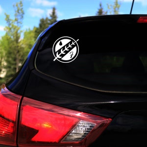 Puede incluir: Un coche negro con una pegatina blanca del símbolo mandaloriano en la ventana trasera.