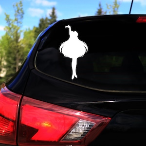 Op de afbeelding: Een wit silhouet van een vrouw in een jurk met haar armen omhoog, op een zwarte auto met een rood achterlicht.