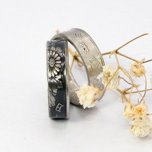 The ring on the right says: 日 本 国 "State of Japan."