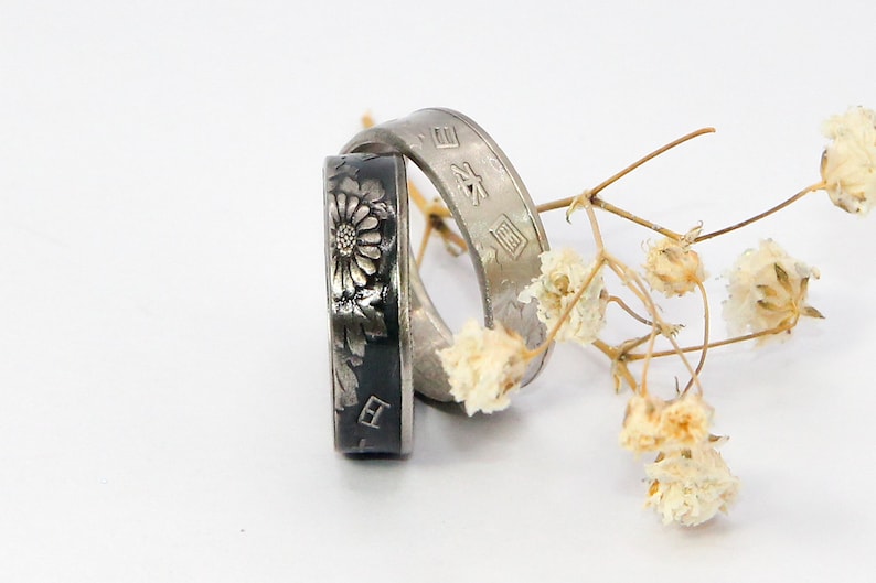 The ring on the right says: 日 本 国 "State of Japan."
