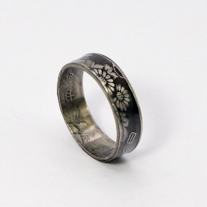 This is the antiqued version of our 50 yen coin ring. With a double flower displayed!